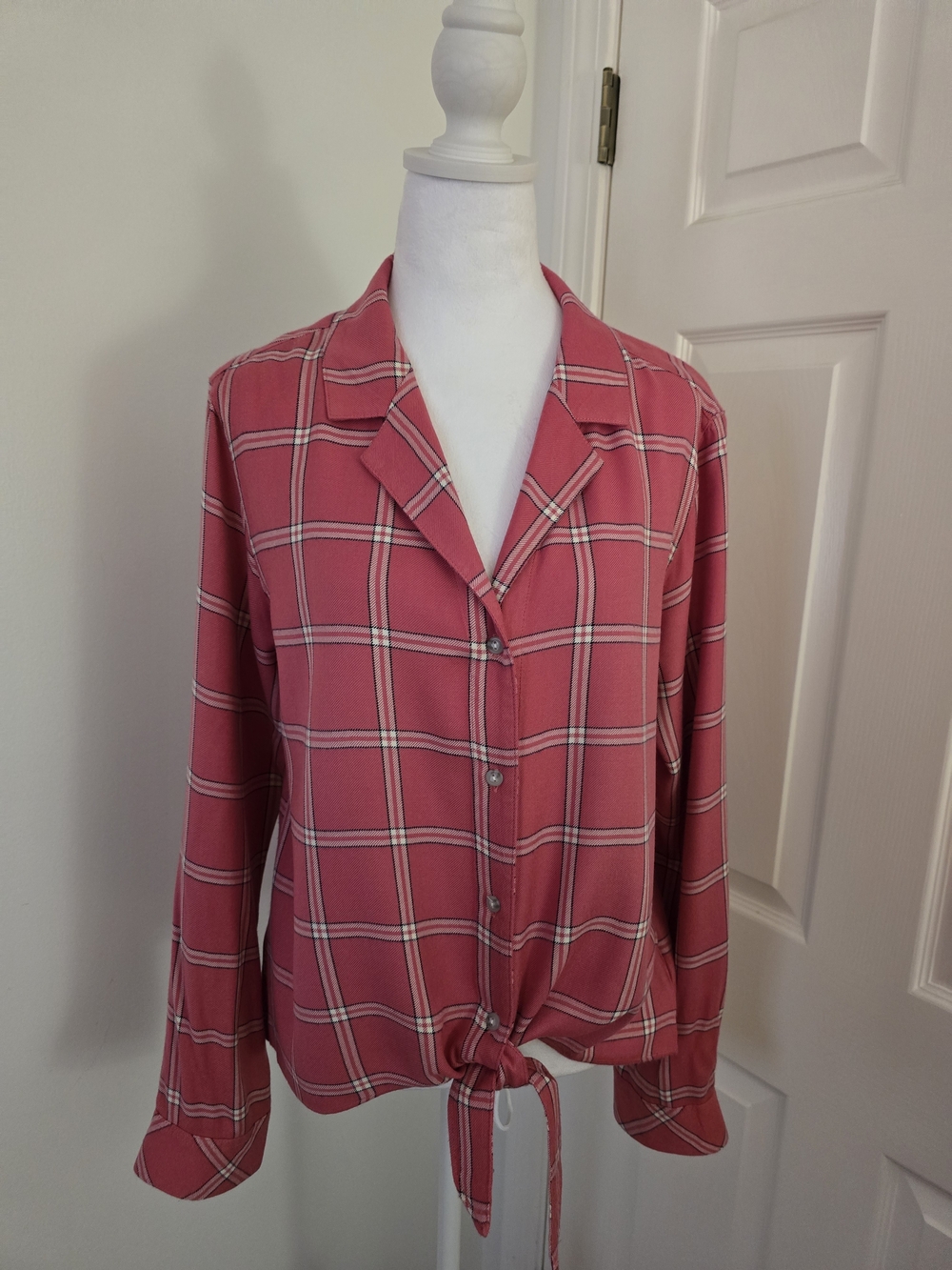 Sanctuary Pink/Wht.  Plaid Button-Down Collared  Tie-Hem Shirt Sz. (M)